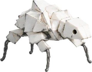 Figur Offcut Mite: serpihan busa putih yang direkatkan, berkaki kawat, dengan satu lubang bulat sebagai mata.