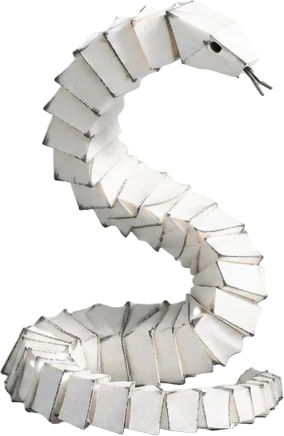 Figur Fold Serpent: pita karton putih yang dilipat seperti akordeon dan melengkung membentuk huruf S.